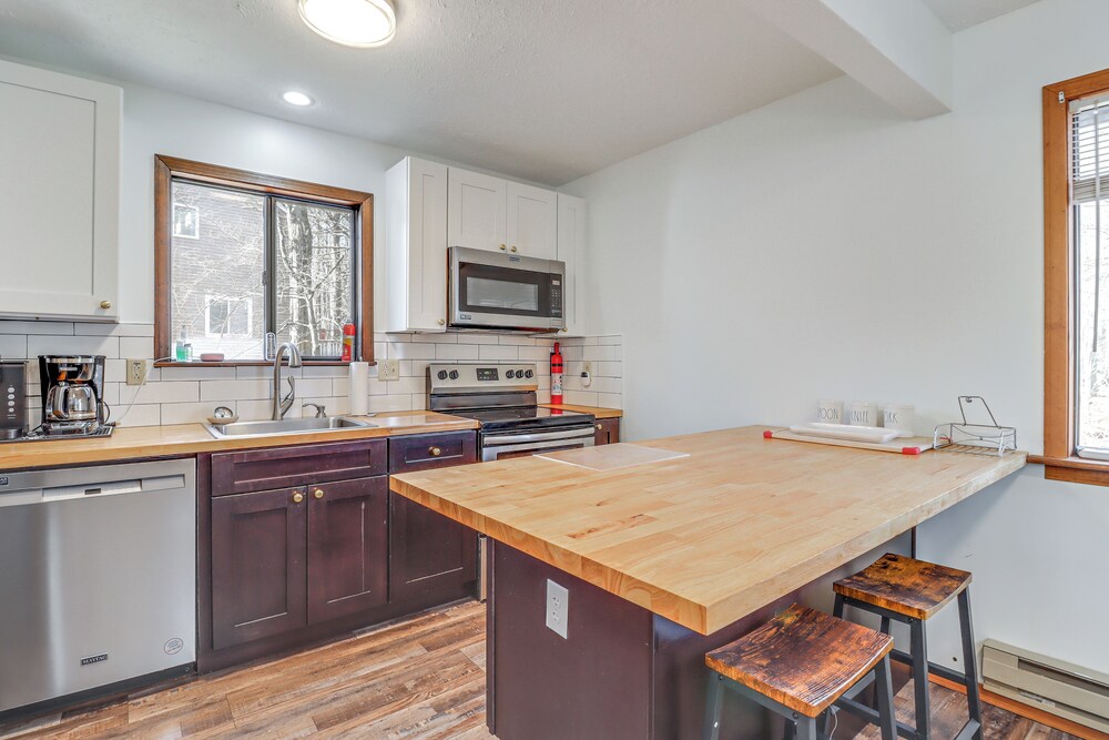3 Mi to Tobyhanna State Park: Home w/ Serene Deck!