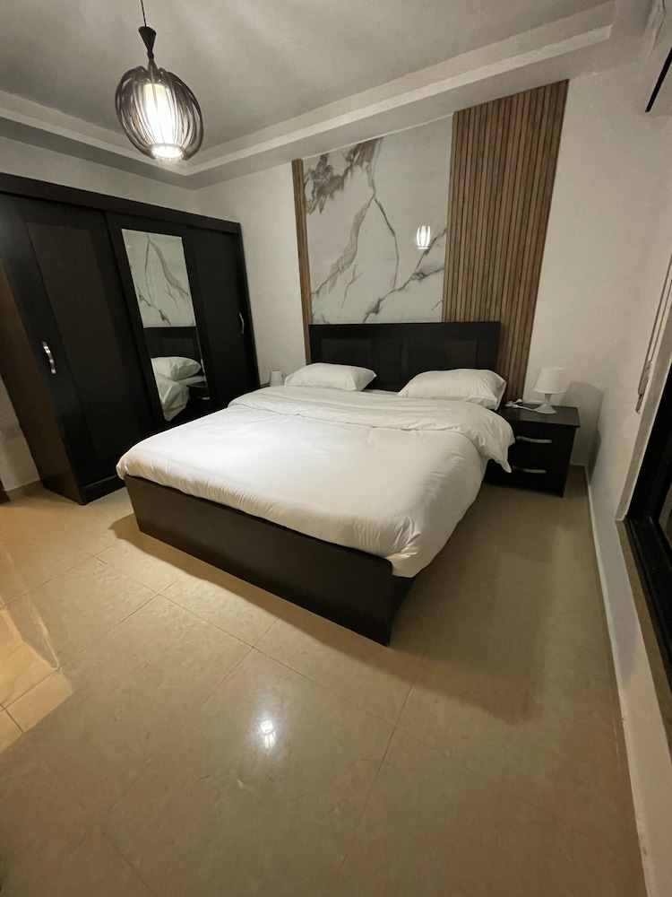 Apartment With Modern Amenities