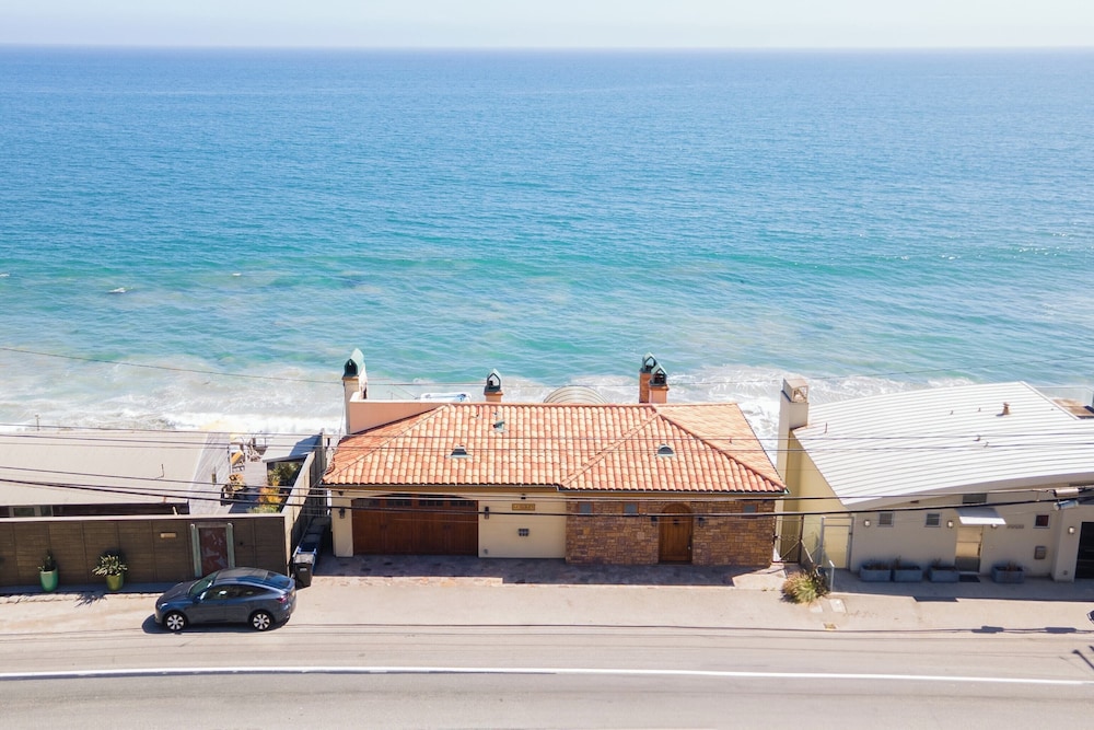 Malibu Beach House Bliss by Avantstay Beachfront + Private Beach Access