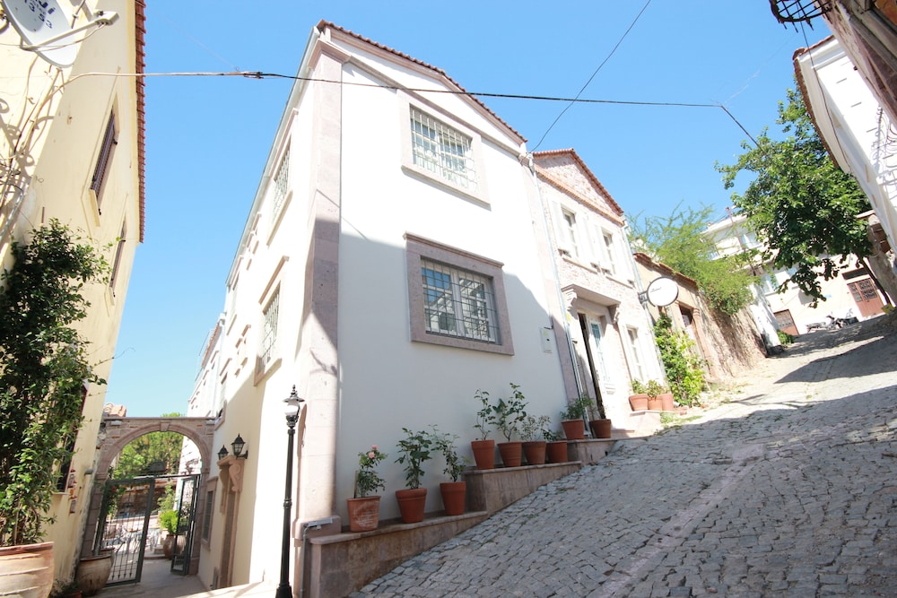 Hotel Lunaria Guest House - Image 1