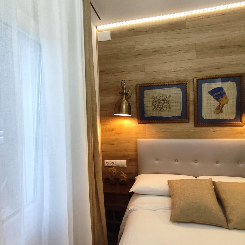 House with 9 private rooms