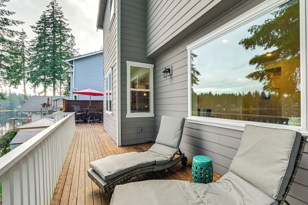 Lakefront Gem w/ Deck & Grill in Shelton