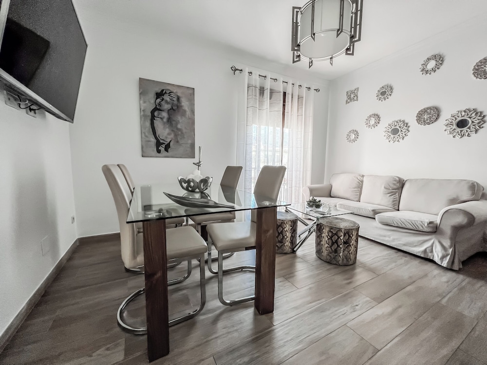 Cd-1382 Two Bedroom Apartment With Terrace