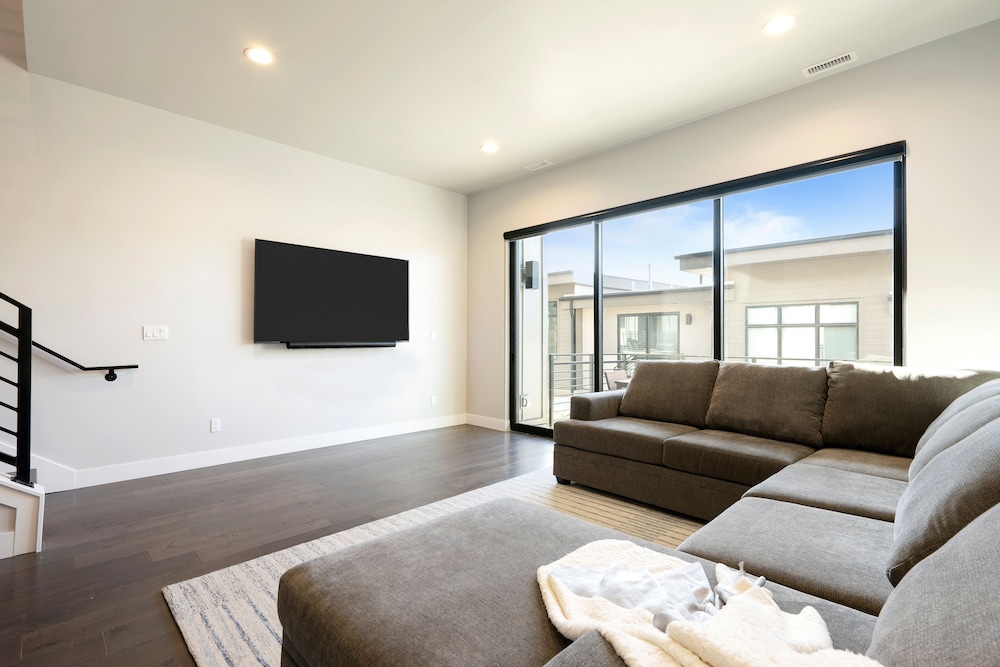 Hideout Haven: Luxe Retreat w/ Lake View & Hot Tub view 5