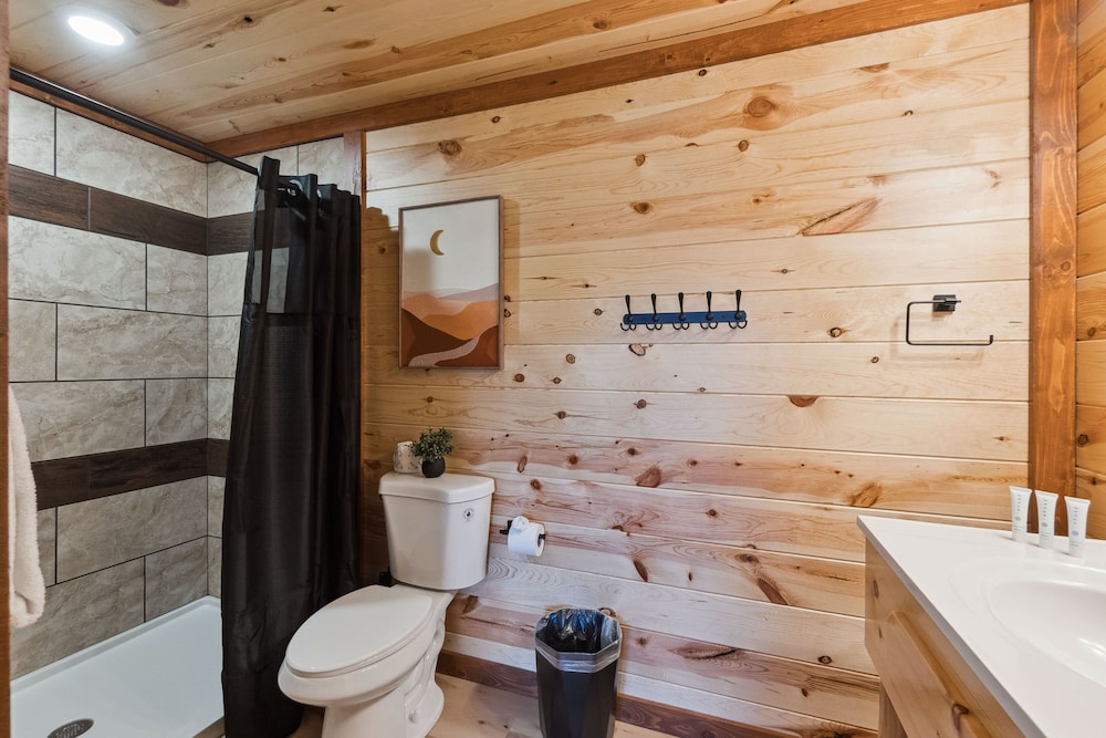 Splash Mountain Lodge 8 Bedroom Cabin
