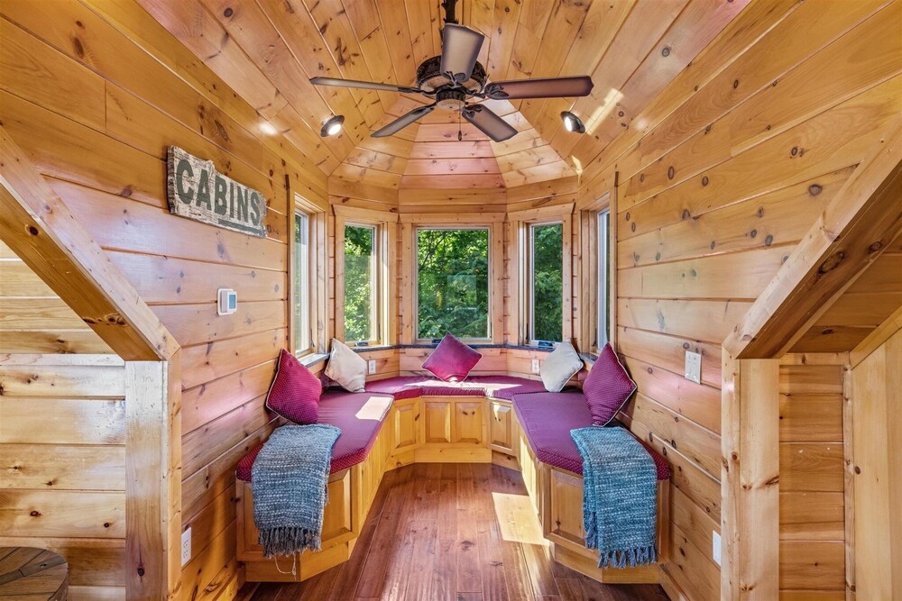 Paradise Point 4 Bedroom Cabin by RedAwning view 5