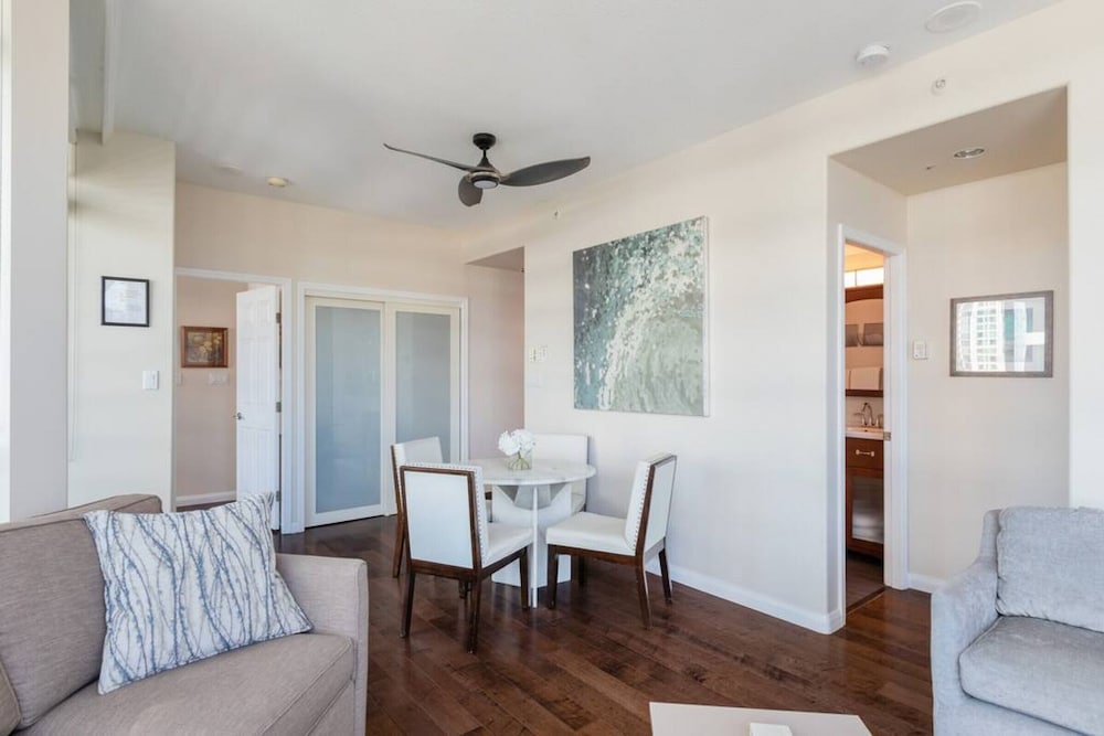 Beautiful 2 Bdrm 2bath Condo Downtown With Views of the Ocean