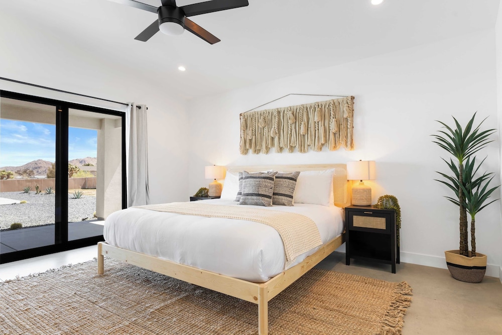 Bocce, Pool+spa, Game Room, Firepit Modern Oasis Yucca Haven by Avantstay