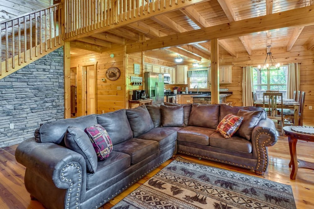 Gatlinburg Getaway - Private Theater Hot Tub