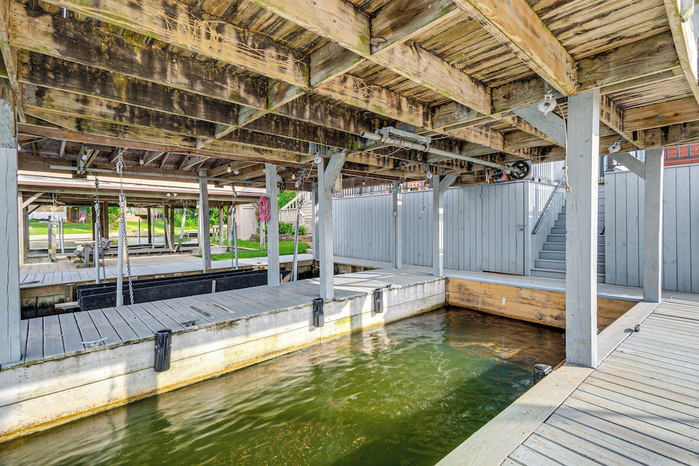 Private Boat Dock & Slip: Luxe Lake Conroe Gem!