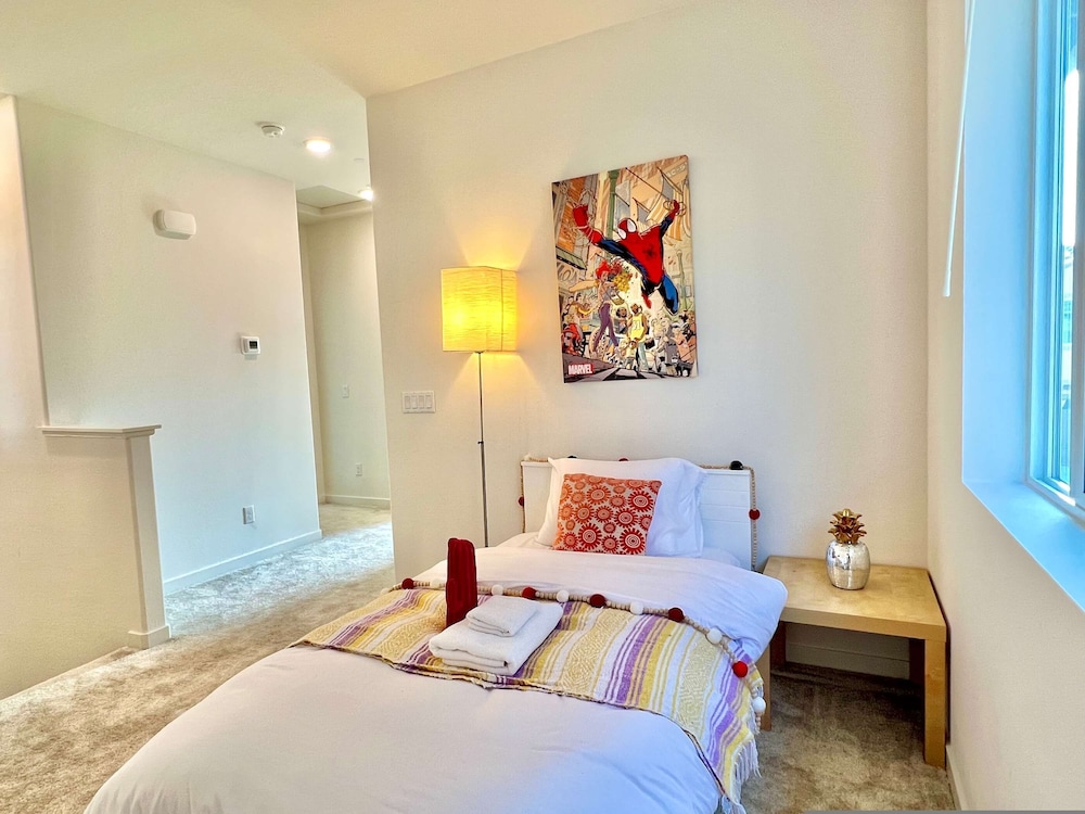 Sunny Stylish Near LA 4BR Home w Desks Lounge