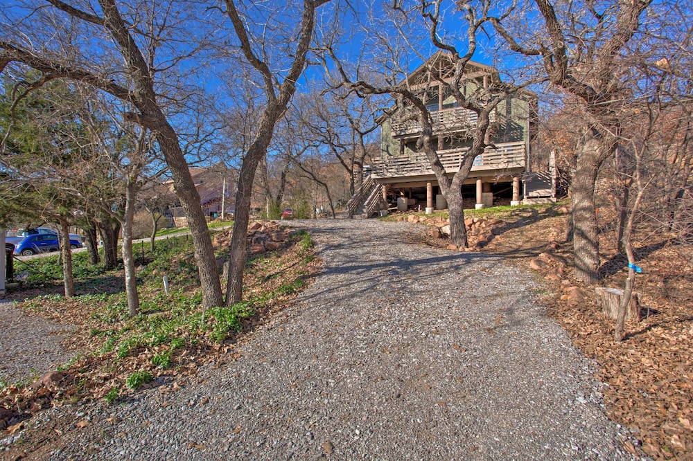 Medicine Park Cabin w/ Mountain Views!