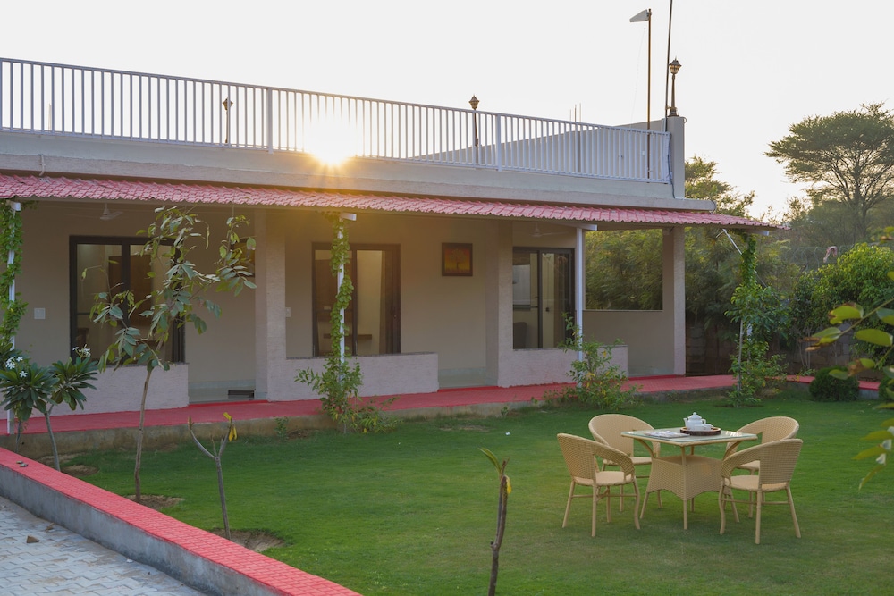 ELIVAAS 5 BHK With Pvt Pool - Zenora