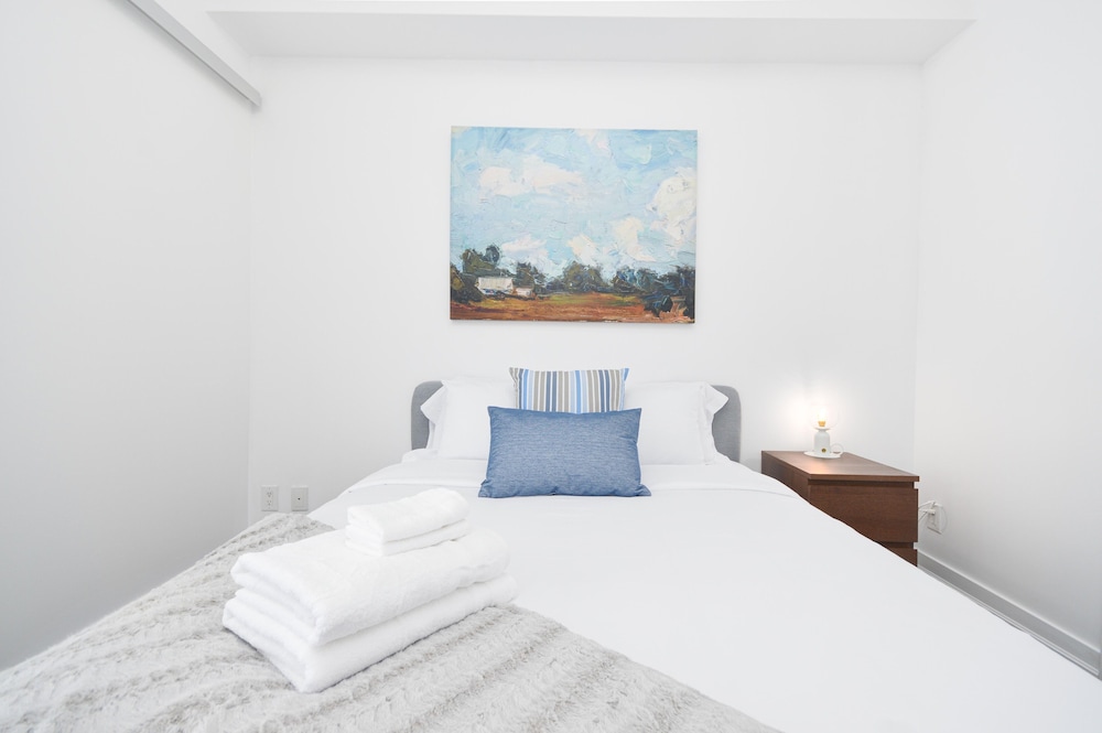 Downtown Toronto Condo near Scotiabank Arena - Image 2