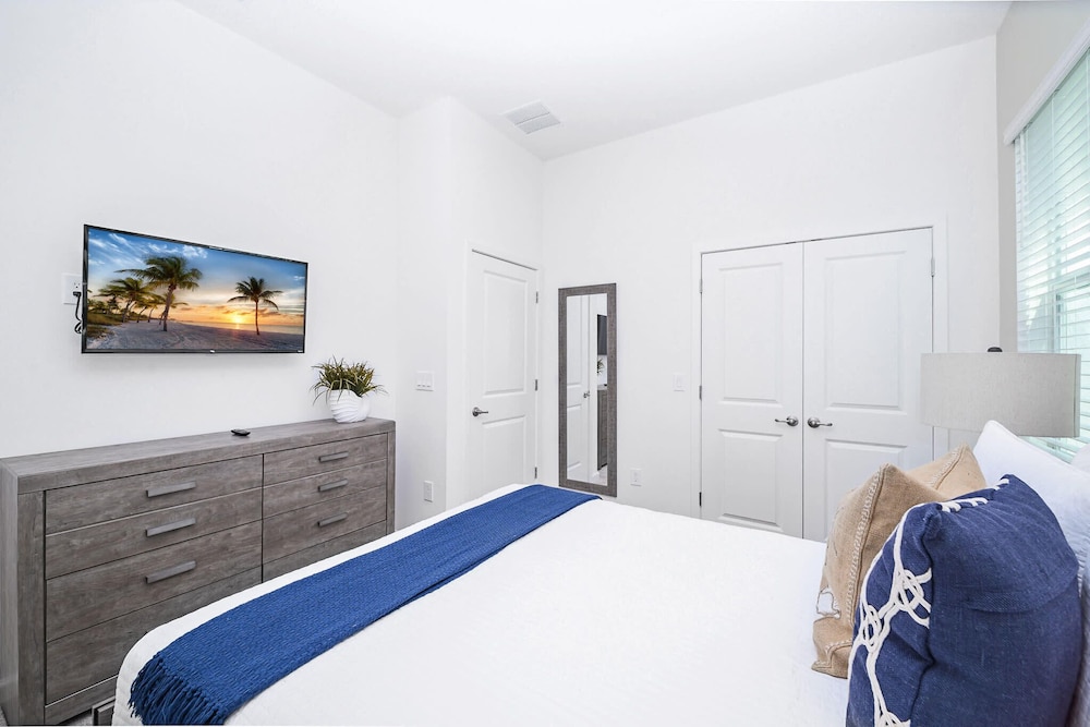Upstay Luxury Resort Home w Pool & Patiosleeps 26