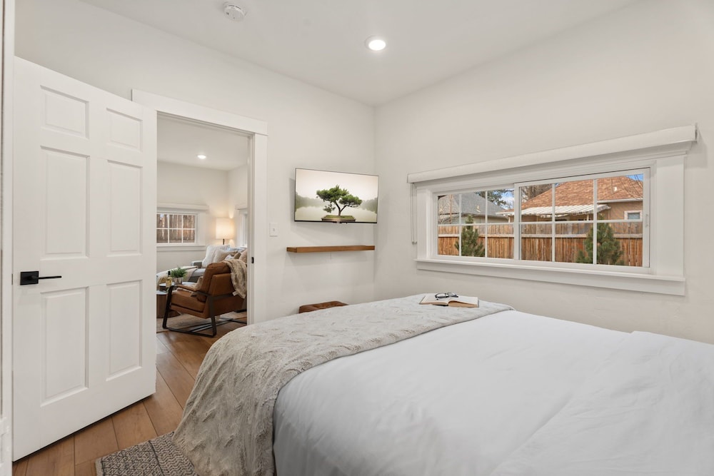 Chic Luxury Retreat in Old Town Walk Everywhere!