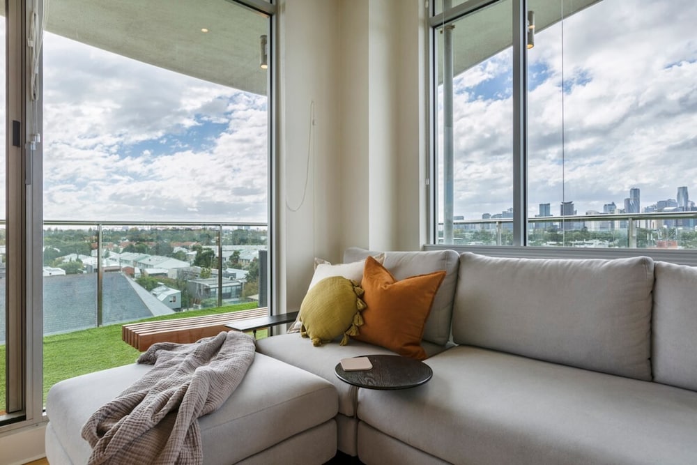Stunning View 2-bed in Port Melbourne w/ Parking