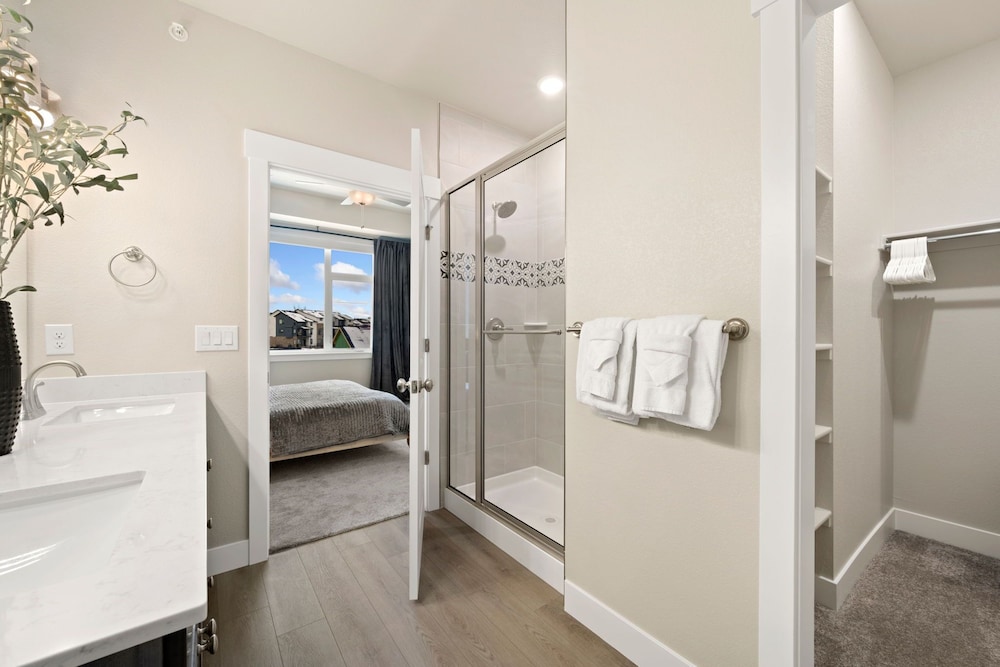 The Landmark 2 King Beds, Garage & Fireplace