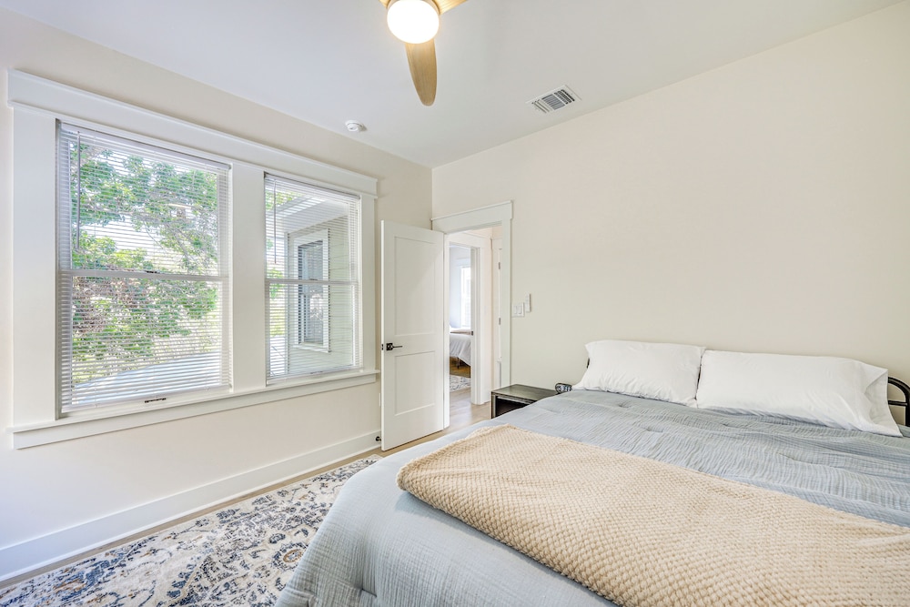 1 Mi to Dtwn: Family Home in San Antonio!