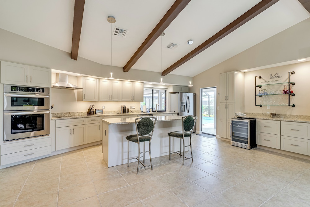 10 Mi to Beach: Poolside Paradise in Fort Myers!