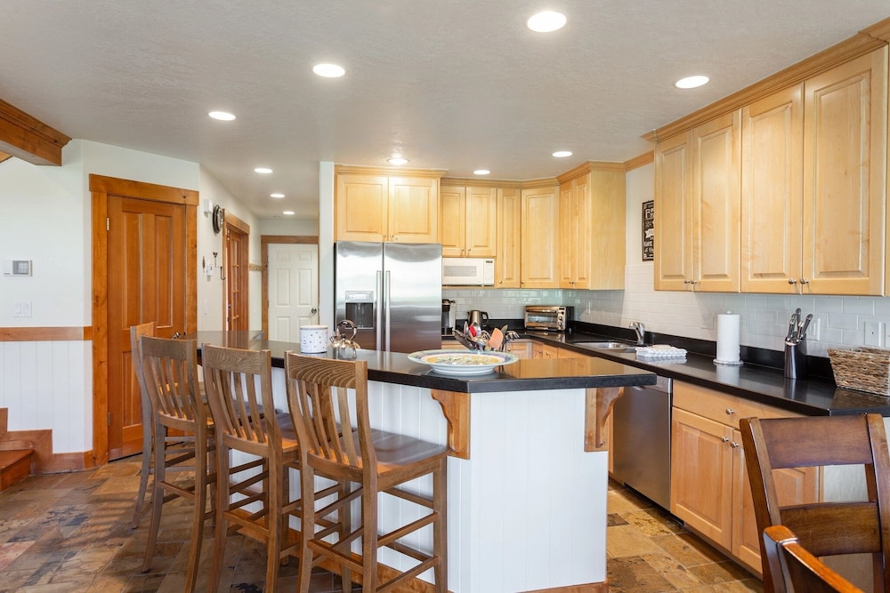 Deer Lake Village at Deer Valley Resort - Four Bedroom Condo with Hot Tub #2477 4 Condo