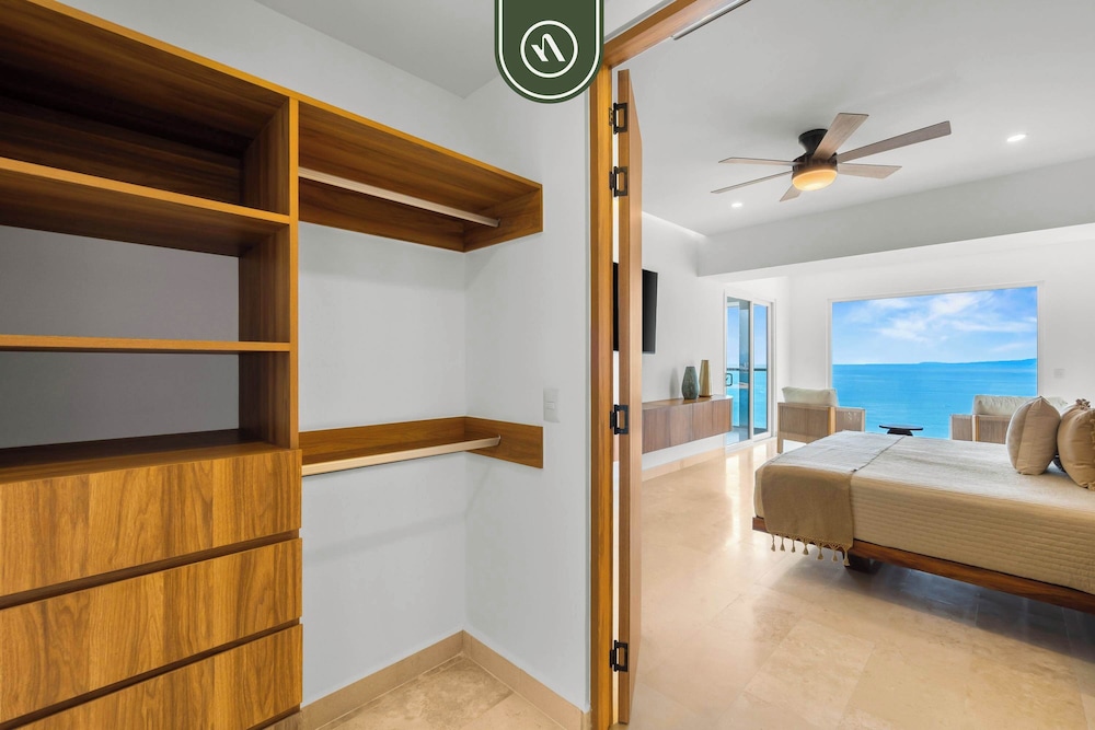 Luxury 4 BR Condo Amazing Views - Beach - Pools