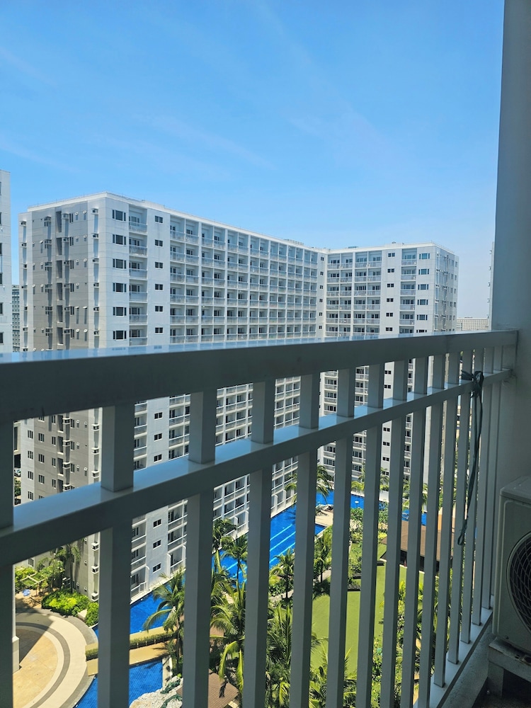 Hannah Crib at Shore Residences