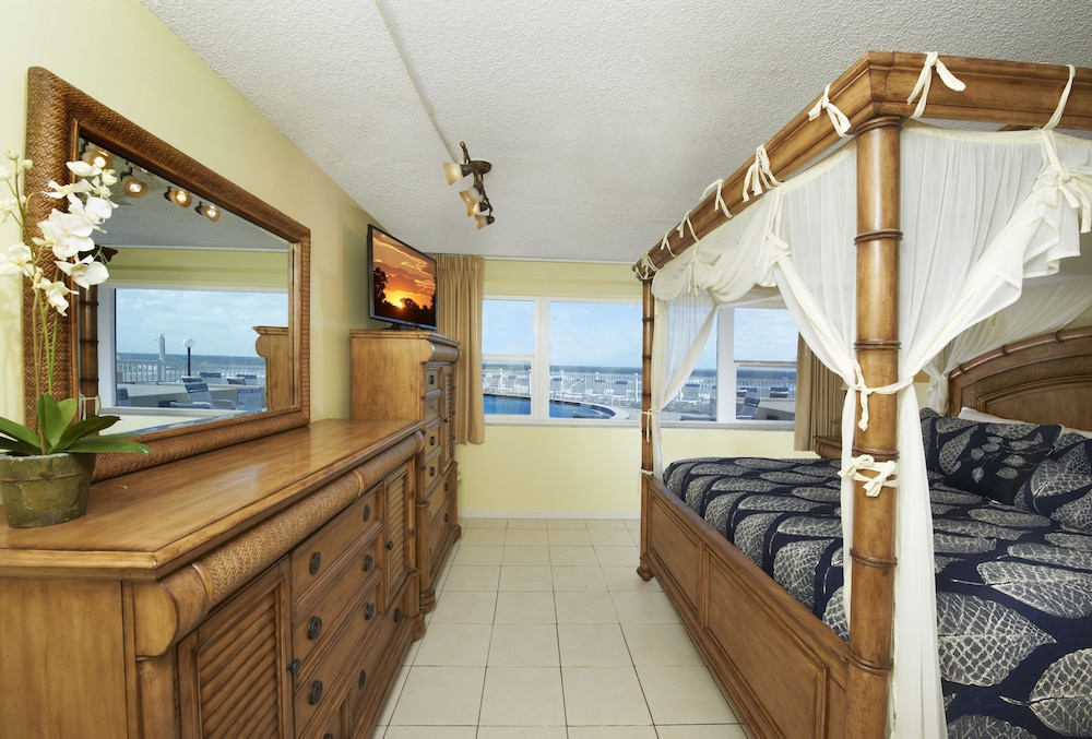 Paradise Beach Club by Happy Palm Stays