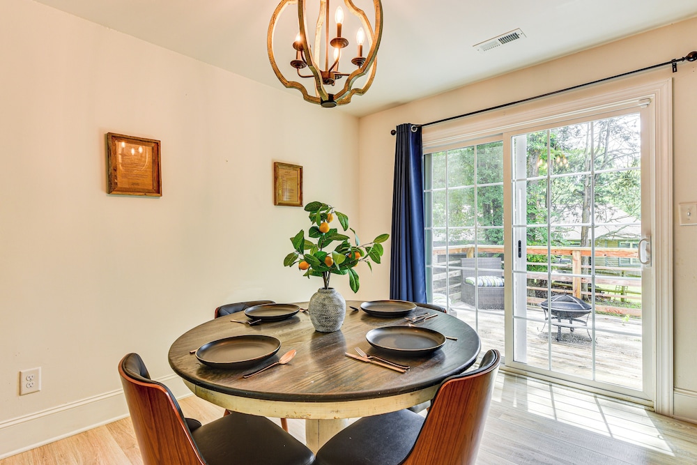 10 Mi to Uptown Charlotte: Family Home w/ Backyard