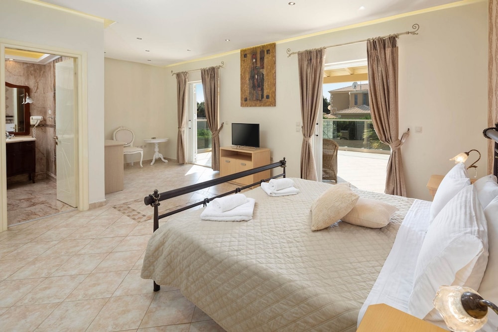 Villa Erato With Private Swimming Pool