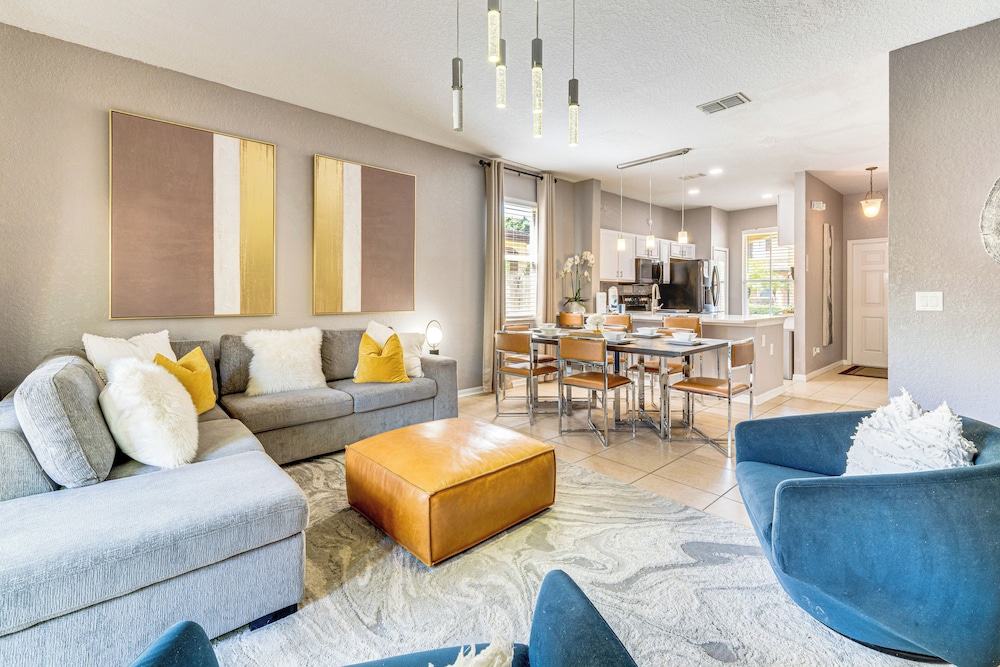 9 Mi to Wdw: Townhouse w/ Balcony in Davenport!