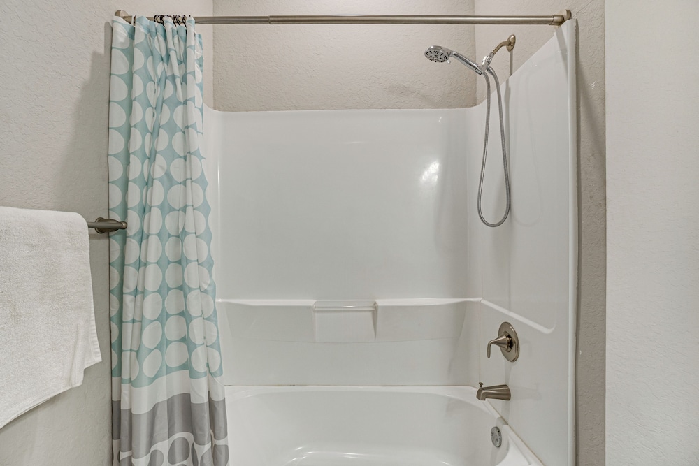 Golf, Shop & Beach-hop: Port Charlotte Gem w/ Yard