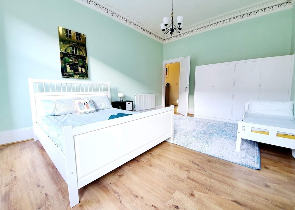 Spacious Apartment In Glasgow view 4