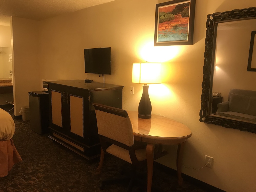 Travelers Inn & Suites