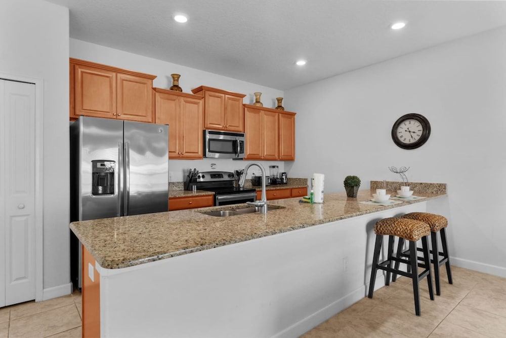 Amazing 4bdr Near Parks w Pool