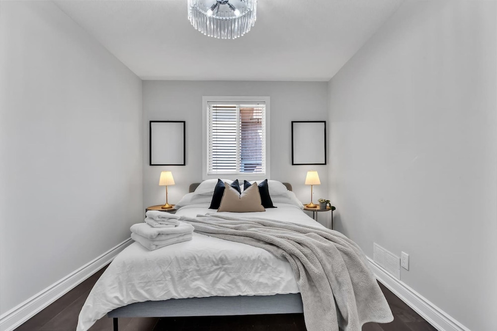 High-ceiling Home Relaxing Patio in Waterloo