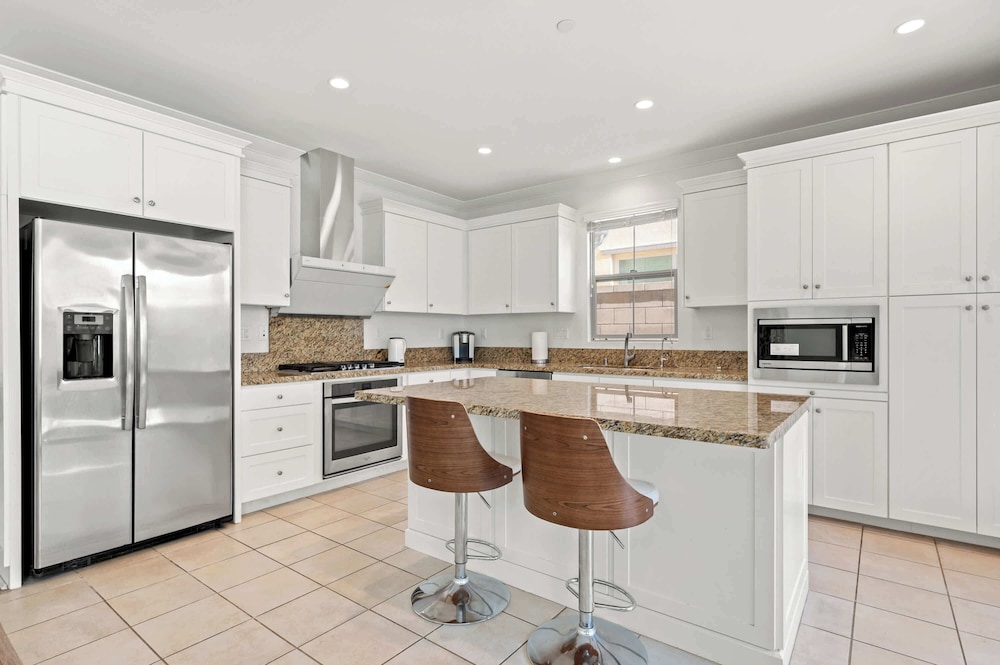 Stylish 3BR Irvine Oasis Family Friendly w Garage