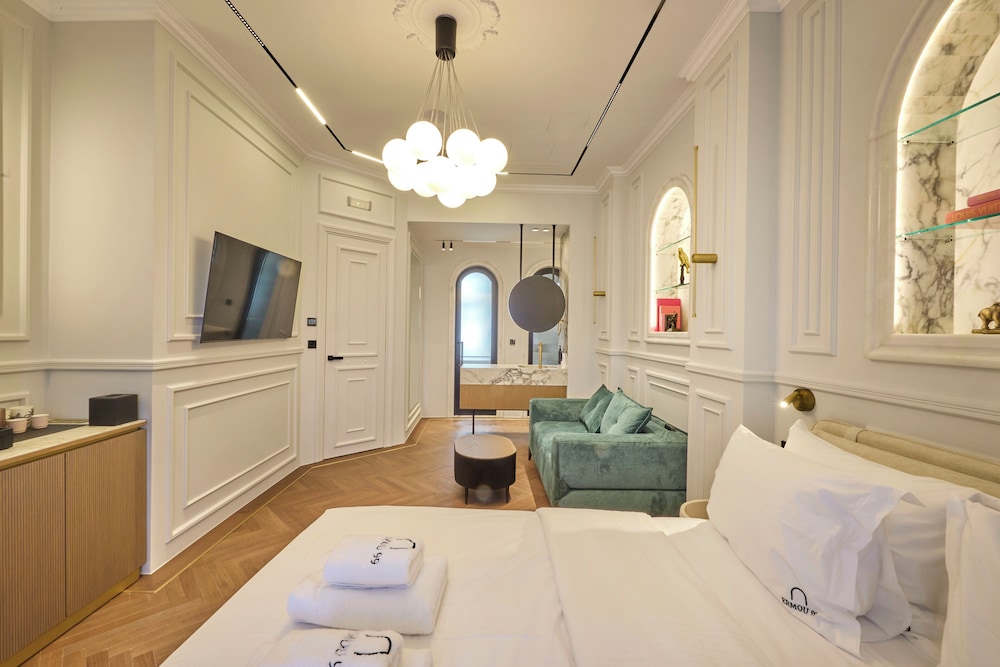 Ermou 99 Intelligent Private Suites