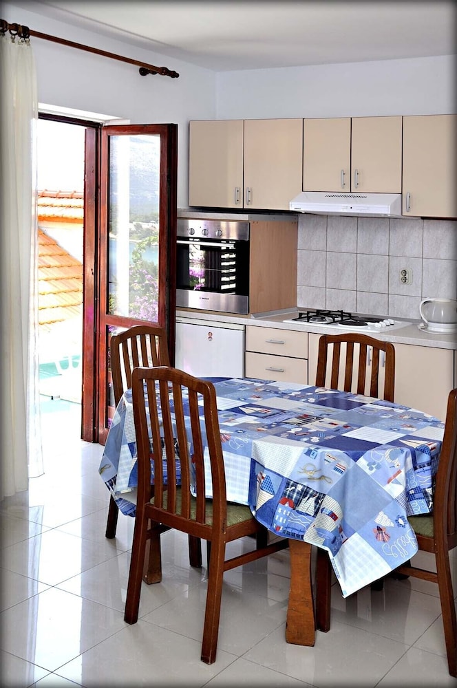 Immaculate 4-bed House in Lumbarda view 4