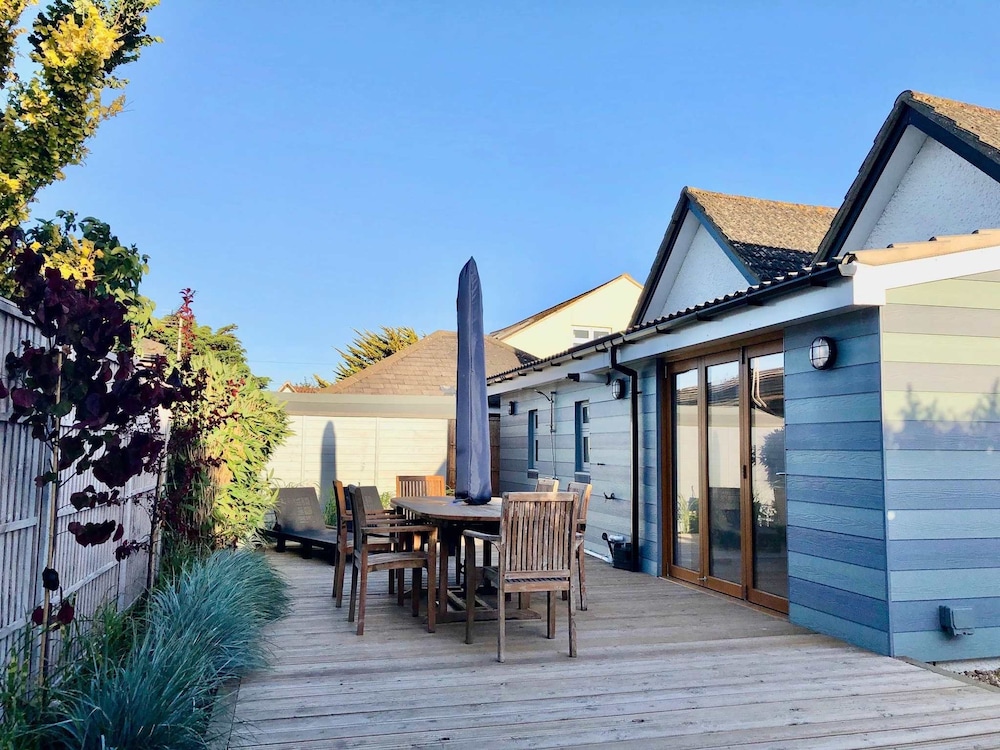 Charming Seaside Cottage - 5-min Walk to Beach