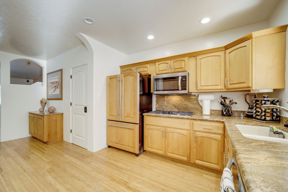Thunder Mtn Views: Walkable Home in West Sedona!