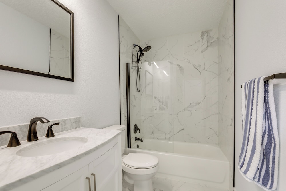 3 Mi to Beach: Modern Retreat in Largo!