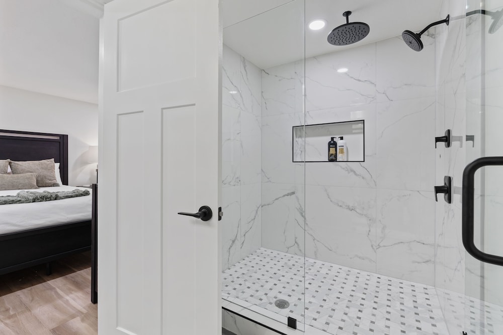 All-new Luxe Stay Views, Sauna & Hot Tub 7 Bedroom Villa