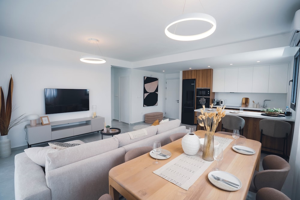 Elegant 2-bedroom Apt With Private Terrace