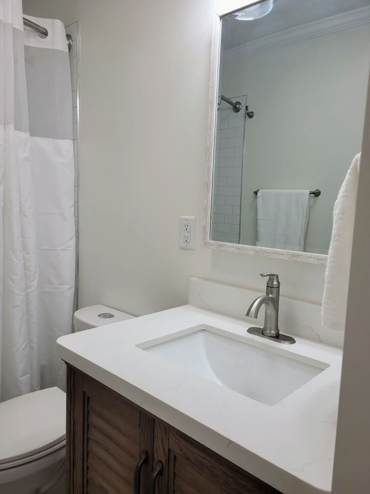 Renovated 2 Bed Walltown Home Walk to Duke A