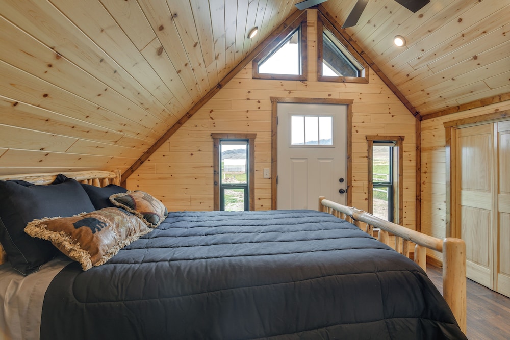 1/2 Mi to Ruby River: Cabin w/ Trail Access!
