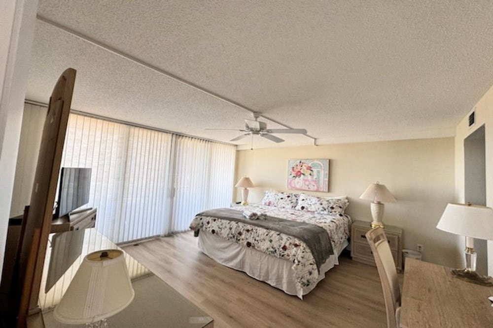 Anchorage Resort 9th Floor 2-Bedroom Condo with Balcony- Gulf View! Pool/Beach 2 Condo
