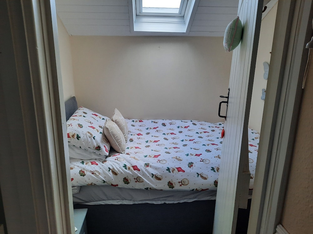 2 Bed House - Sleeps 3 - Pets - Garden - Parking view 2