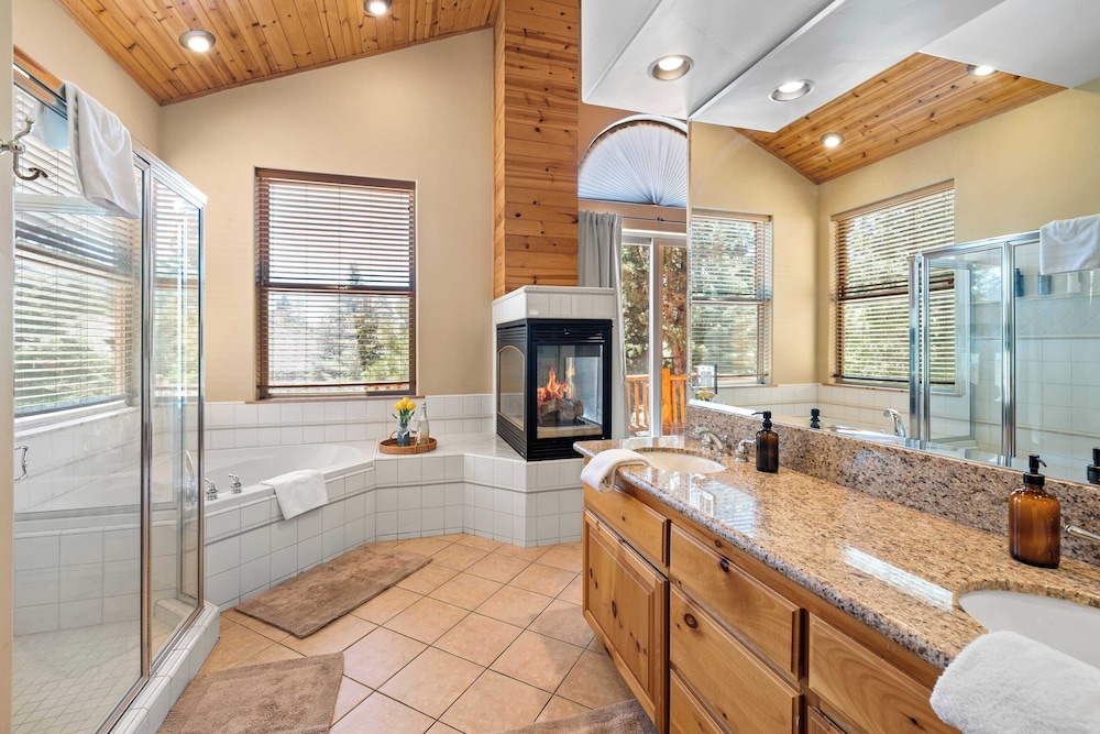 Sleeps 27 2 Homes Near the Lake, Hot Tub + Views Castle Glen Estates
