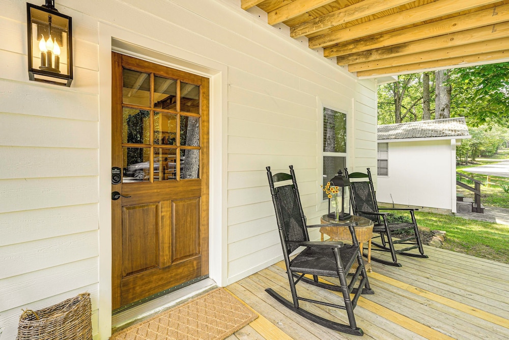 1/2 Mi to Lake Nottely: Blairsville Home w/ Patio!